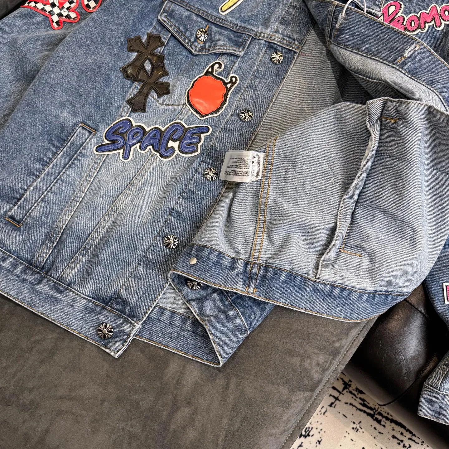 P350 ChromeHearts/Cro Hearts Cartoon Letter Chapter Cross Piece Leather Denim Jacket If you are obsessed with ChromeHearts, you can check it out. The same style for celebrities. Chrome Hearts is a very representative shirt jacket. The upper body of both men and women is really amazing, and it is also the same style as Yu Shuxin Angelababy! Recommended loose style for girls, super sweet! As soon as you go out, you will turn heads‼ ️This jacket is really eye-catching (the same style of pants is available) Color: light blue Size: S M L XL